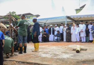 Walikota Muhammad Rudi Dengan Marlin Agustina Serah 6 Ekor Sapi Kurban