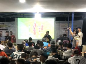Antusias Warga Nobar Bersama Cawako Batam Amsakar Achmad di posko Pemenangan Rival Pribadi