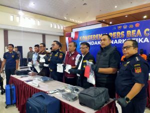 Kantor Pelayanan Utama Bea dan Cukai (BC) Batam Tangkap 2.035 gram narkoba jenis sabu-sabu Dari Dua Kurir Di Tempat yang Berbeda