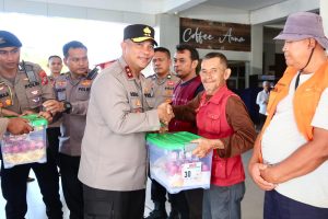 HUT KE-20 POLDA KEPRI: IRJEN POL. ASEP SAFRUDIN KAPOLDA KEPRI BAGIKAN BAKSOS KEPADA PORTER PELABUHAN DAN ANAK PANTI ASUHAN SERTA GELAR TASYAKURAN