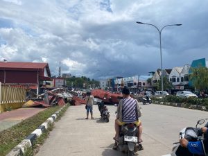 Angin Puting Beliung Hancurkan Rumah Warga dan Papan Reklame