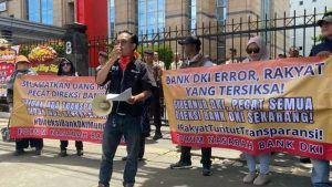 Demo Nasabah Tuntut Semua Direksi Bank DKI Mundur Buntut Kegagalan Sistem Bank DKI