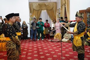 Ketua LAM Karimun Muhd. Firmansyah Berikan Penganugerahan Gelar Kebesaran Adat Dato’ Wira Setia Amanah dan Dato’ Timbalan Setia Amanah
