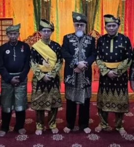 Ketua Umum Majelis Rakyat Kepri Dato’ Huzrin Hood Hadir Penganugerahan Gelar Kebesaran Adat Bupati dan Wakil Bupati Karimun