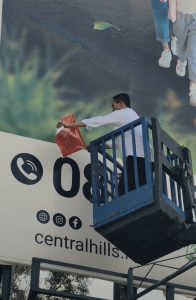 Amsakar Turun Langsung, Pasang Stiker “Bongkar” pada Reklame yang tak Berijin di Batam