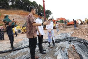 Tingginya Intensitas Curah Hujan, Amsakar – Li Claudia Tinjau Longsor, Cut and Fill Bukit Crown Vista Dihentikan Sementara