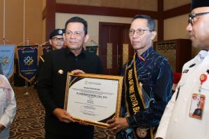 Walikota Batam Amsakar & Ketua PKK Hj. Erlita Dikukuhkan Sebagai Ayah-Bunda GenRe di HARGANAS Ke-32 Kepri