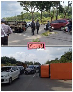 Diduga Ban Meletus, Truk Pengangkut Minuman Terguling di Jalan Sukajadi Batam