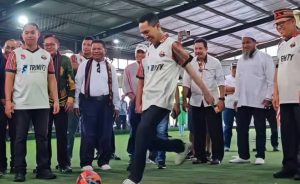 Wali kota Amsakar Achmad Tendang Bola Pembuka NTT Cup II, Turut Hadir Emanuel (Gub NTT)