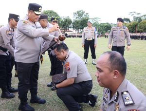 KAPOLDA KEPRI PIMPIN UPACARA KENAIKAIN PANGKAT 442 PERSONEL POLDA KEPRI