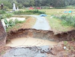 Banjir Terjang Desa Sitolu Ompu, Jembatan Putus dan Warga Terjebak